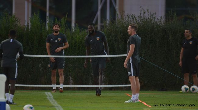 Adebayor, Kayserispor'da İlk Antrenmanına Çıktı