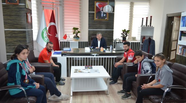 Genç Sporcular Başkan Özkan Altun'u Ziyaret Etti  