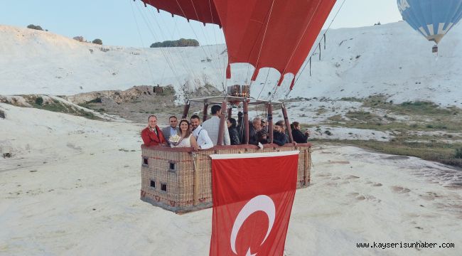 Gökyüzünde nikah töreni