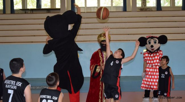 Minik Basketbolcular, Çizgi Film Karakterleri ile Maç Yaptı 