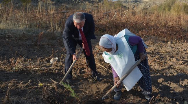 Bir asrı geride bırakan nine 'Geleceğe Nefes Ol' kampanyasına fidan dikerek destek verdi