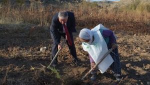 Bir asrı geride bırakan nine 'Geleceğe Nefes Ol' kampanyasına fidan dikerek destek verdi