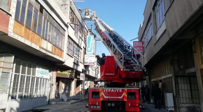 Kayseri’de İş Yerinin Çatısı Yandı