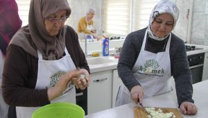 74 Yaşında Yemek Kursuna Gidiyor