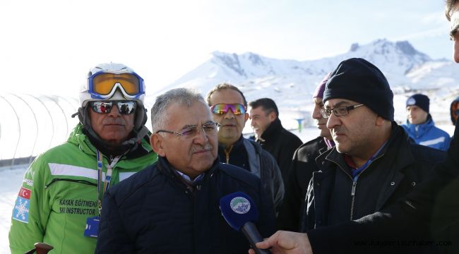 Başkan Büyükkılıç, Erciyes’e Çıkarak Yerli ve Yabancı Ziyaretçilerle Görüştü