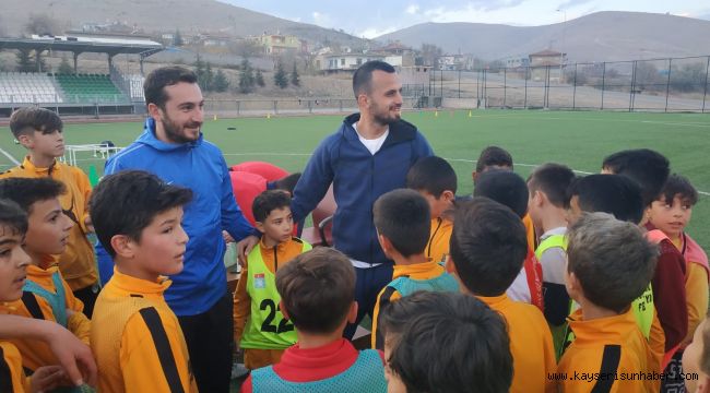 İlhan Parlak, Futbola Başladığı Yerköyspor'u Ziyaret Etti