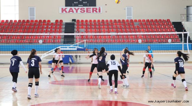 Voleybol Müsabakaları Sürüyor