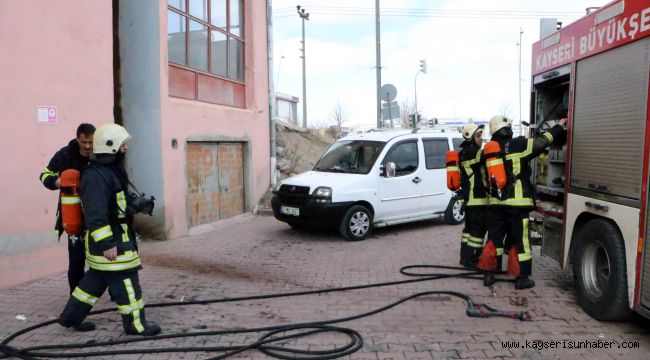 Balkonda çıkan yangını itfaiye ekipleri söndürdü