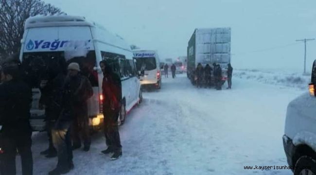 Kayseri-Ankara ve Kayseri-Niğde yolu kar yağışı nedeniyle trafiğe kapatıldı