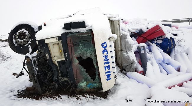 Naylon yüklü TIR şarampole uçtu: 1 yaralı