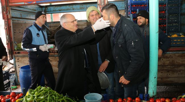 Başkan Öztürk pazarcı esnafına maske dağıttı