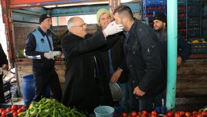 Başkan Öztürk pazarcı esnafına maske dağıttı