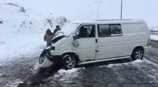 Hafif ticari araç, tıra çarptı: 3 yaralı