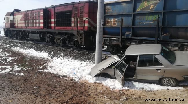 Hemzemin geçitte yük treni ile otomobil çarpıştı: 2 yaralı