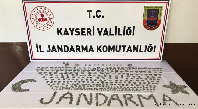 Jandarmanın arama yaptığı evde 711 adet tarihi eser ele geçirildi