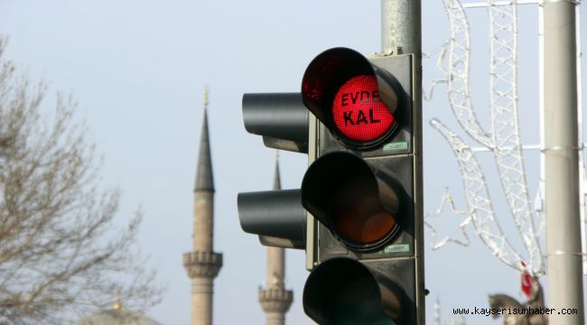 Trafik ışıklarında 'Evde Kal' uyarısı