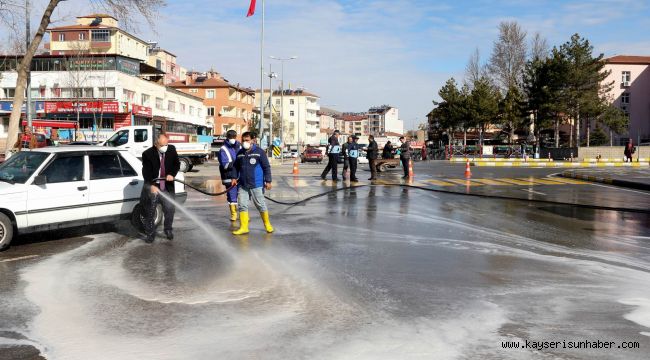 Yahyalı'da cadde ve sokaklar deterjanla yıkanıyor