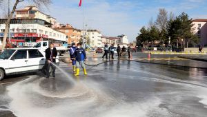 Yahyalı'da cadde ve sokaklar deterjanla yıkanıyor