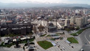 Kayseri'de sokağa çıkma kısıtlamasının 2'nci gününde meydanlar boş kaldı