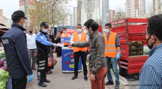 Kayseri Emniyeti ve Talas Belediyesi Pazar Yerinde Maske Dağıttı