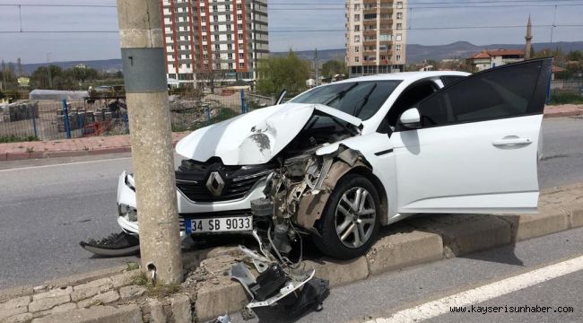 Kaza yapan sürücü, otomobili bırakıp kaçtı