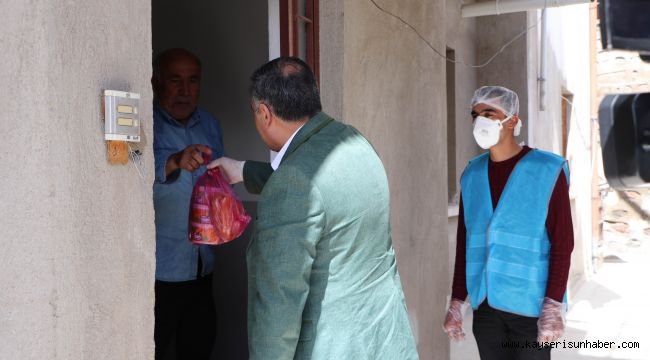 Sıcak yemekler evinden çıkamayan yaşlıların ayağına götürülüyor