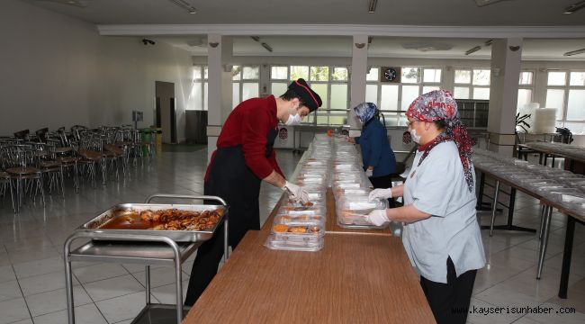 İhtiyaç sahiplerinin evlerine Büyükşehir'den yemek hizmeti