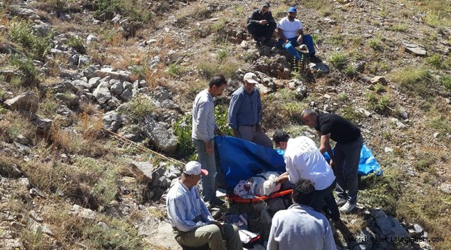 Kayalıklardan düşen adam sağlık ekiplerince hastaneye kaldırıldı