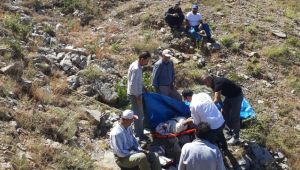 Kayalıklardan düşen adam sağlık ekiplerince hastaneye kaldırıldı