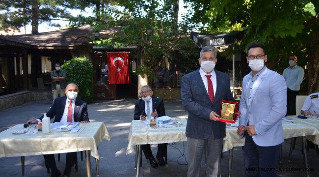 Muhtardan Başkan Özkan Altun'a plaketli teşekkür