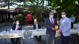 Muhtardan Başkan Özkan Altun'a plaketli teşekkür