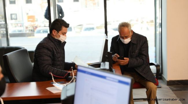 Melikgazi'ye gelen vatandaşın sağlığı için HES kodu almaya yardımcı olunuyor