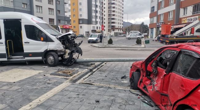 Diyaliz hastalarını taşıyan minibüs ile otomobil çarpıştı: 3 yaralı