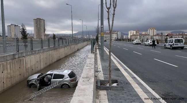 Sürücüsünün direksiyon hakimiyetini kaybettiği otomobil kanala uçtu