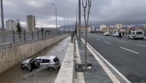 Sürücüsünün direksiyon hakimiyetini kaybettiği otomobil kanala uçtu