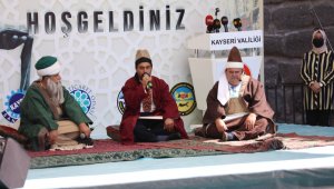 Kayseri'de yılın ahileri kaftanlarını giydi