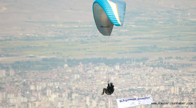 Paraşütle aşı farkındalığı oluşturuldu