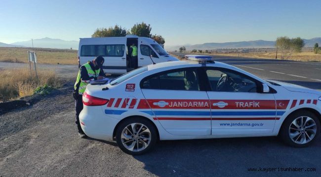 Jandarma trafik timleri öğrenci servis araçlarını denetledi