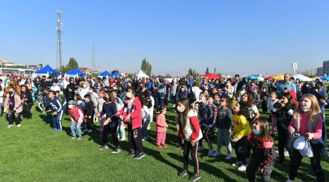 Başkan Büyükkılıç'tan yürüyüş şenliğinde çocukların talebine anında talimat