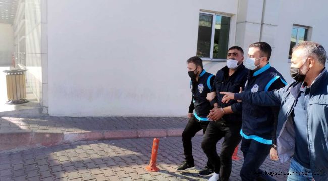 İşten çıkarılınca iş makinesi ve kulübeyi ateşe veren şüpheliler adliyede