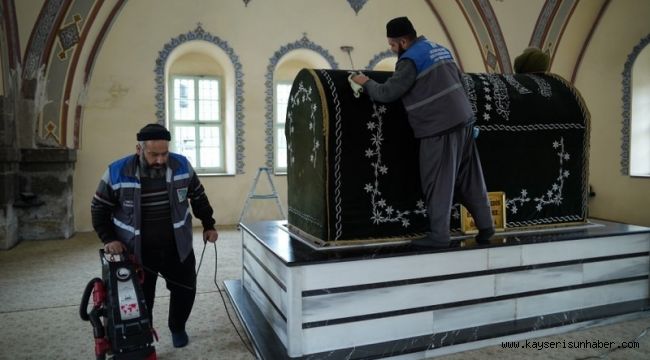 Melikgazi Belediyesi türbelerde gül suyu ile genel temizlik yaptı