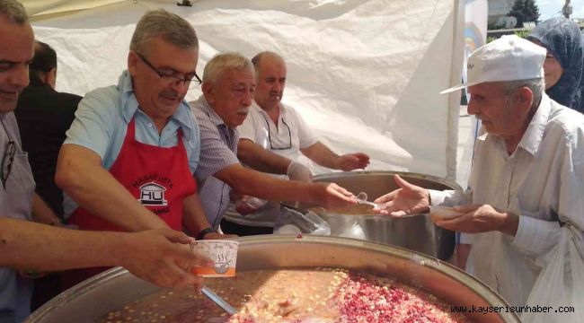 Pastacılar ve Lokantacılar Odası Cuma çıkışı aşure dağıttı