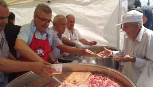 Pastacılar ve Lokantacılar Odası Cuma çıkışı aşure dağıttı