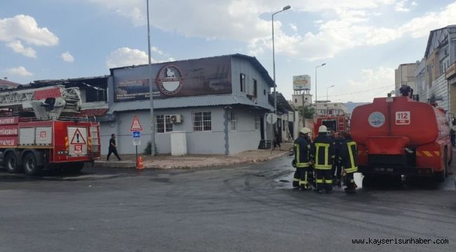 İş yerinin çatısında çıkan lastik yangını söndürüldü