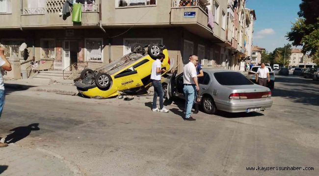 Kayseri'de otomobille çarpışan taksi takla attı: 1 yaralı