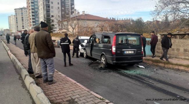 Husumetlisinin aracına çarparak durdurdu, sonra bıçakladı