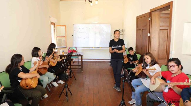 Talas'tan çocuklara özel bağlama kursu