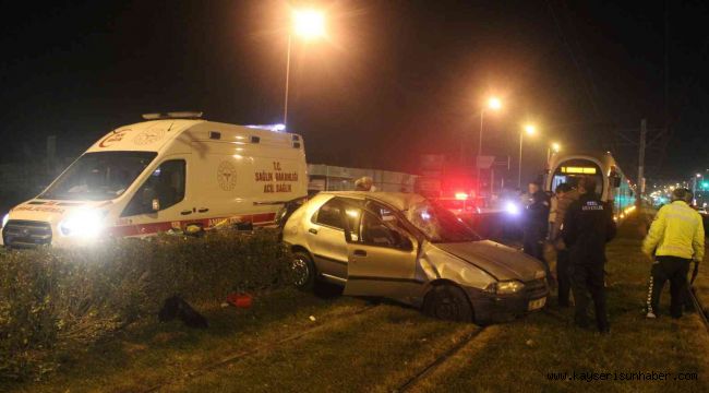 Tramvay yoluna giren otomobil takla attı