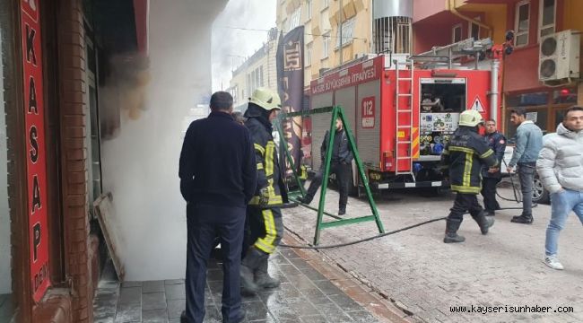 İş yeri deposunda çıkan yangın söndürüldü