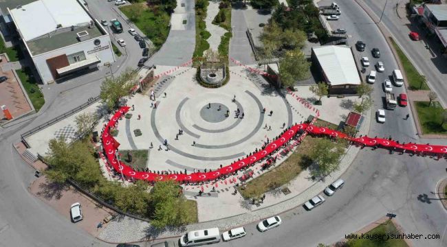 Başkan Büyükkılıç, Hacılar'da vatandaşlarla ve gençlerle buluştu, Türk Bayrağı taşıdı